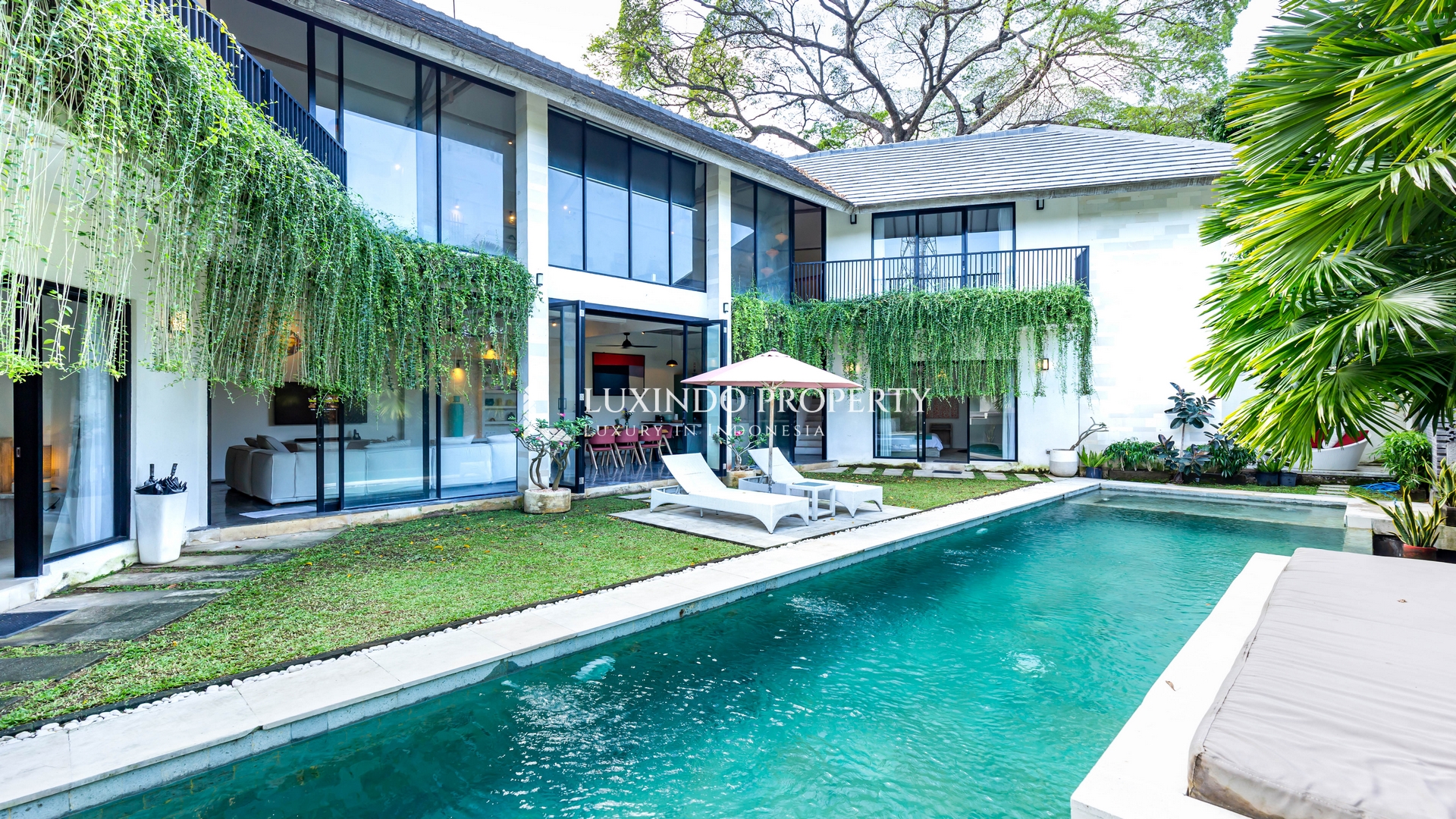 KEROBOKAN – LUMINOUS 4-BEDROOM VILLA WITH UPPER LOUNGE FOR FREEHOLD (FHV493)